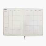 Vista interior de la agenda Planifesting 2026 con diseño mensual de enero, incluye calendario de doble página, espacio para intención del mes, prioridades e importante, y checklist de hábitos para seguimiento mensual.
