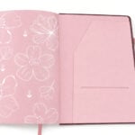 agenda de piel Planifesting 2027, guarda rosa con flores line art y porta hojas interior, listón rosa