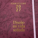 agenda de piel Planifesting 2027 Borgoña "Diseño mi vida soñada" acercamiento al relieve floral y letras doradas