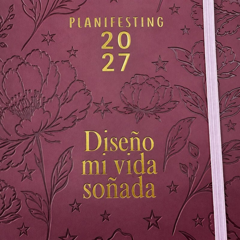 agenda de piel Planifesting 2027 Borgoña "Diseño mi vida soñada" acercamiento al relieve floral y letras doradas