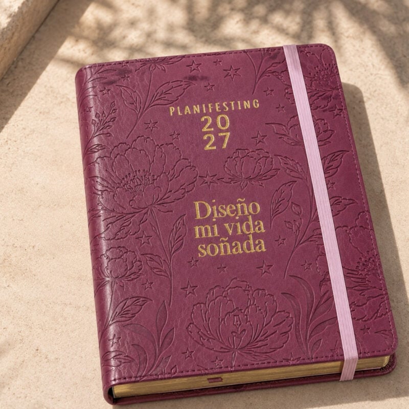 agenda de piel Planifesting 2027 en Borgoña con flores en relieve, elástico rosa y frase Diseño mi vida soñada en dorado