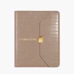 agenda de carpeta Planifesting 2027 beige texturizada tipo croco con broche dorado y logo Planifesting