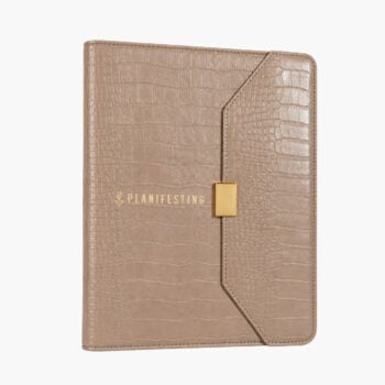 agenda de carpeta Planifesting 2027 beige croco vista de tres cuartos con broche metálico dorado