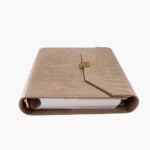 agenda de carpeta Planifesting 2027 beige croco de argollas doradas mostrando el grosor de sus hojas