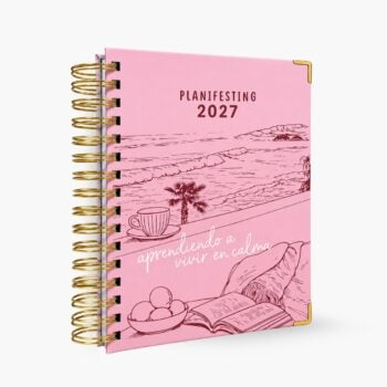 agenda de pasta dura Planifesting 2027 rosa "aprendiendo a vivir en calma" de tres cuartos con esquineros dorados