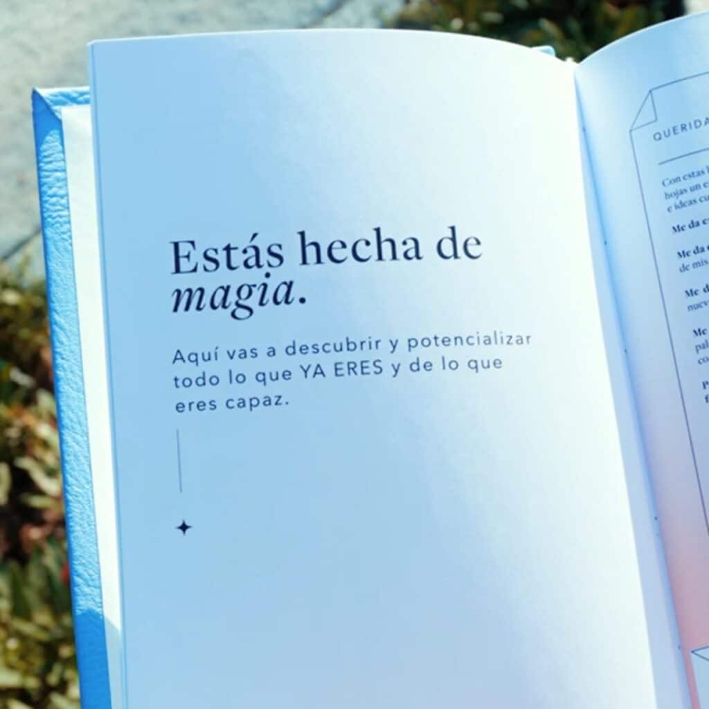 Interior del Diario de Manifestación “Tiempo Conmigo” de OREM, página con la frase inspiradora “Estás hecha de magia. Aquí vas a descubrir y potencializar todo lo que YA ERES y de lo que eres capaz.
