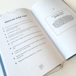 Interior del Diario de Manifestación Tiempo Conmigo de OREM, con una sección de agradecimiento titulada “Gracias vida por” y un mini reto semanal poderoso para cultivar gratitud y consciencia.