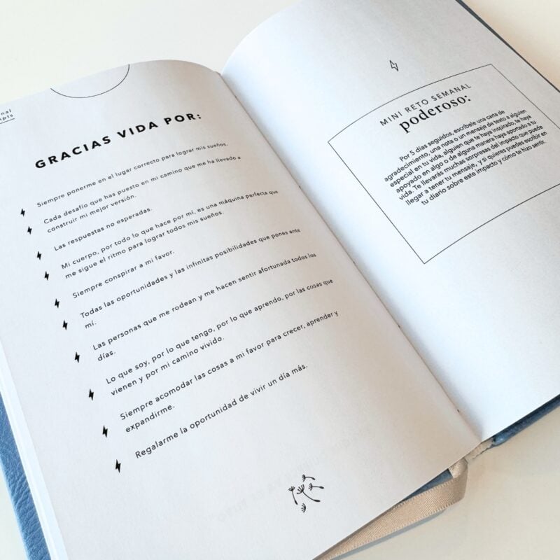 Interior del Diario de Manifestación Tiempo Conmigo de OREM, con una sección de agradecimiento titulada “Gracias vida por” y un mini reto semanal poderoso para cultivar gratitud y consciencia.