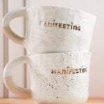 Taza manifesting a detalle