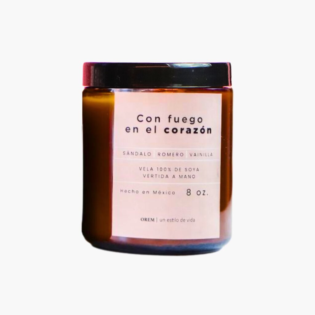 Vela aromática de soya OREM Con fuego en el corazón con aroma a sándalo, romero y vainilla en envase ámbar de 8 oz