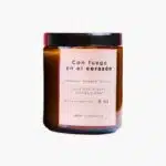 Vela aromática de soya OREM Con fuego en el corazón con aroma a sándalo, romero y vainilla en envase ámbar de 8 oz