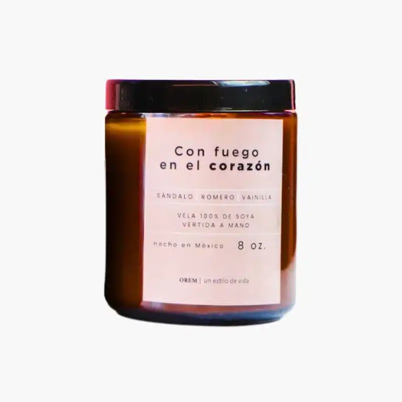 imgWEB-260124 (11) (1) Vela aromática de soya OREM Con fuego en el corazón con aroma a sándalo, romero y vainilla en envase ámbar de 8 oz