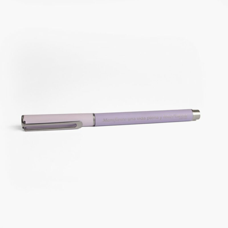 Pluma morada para mujer con frase