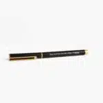 Pluma negra para mujer con frase