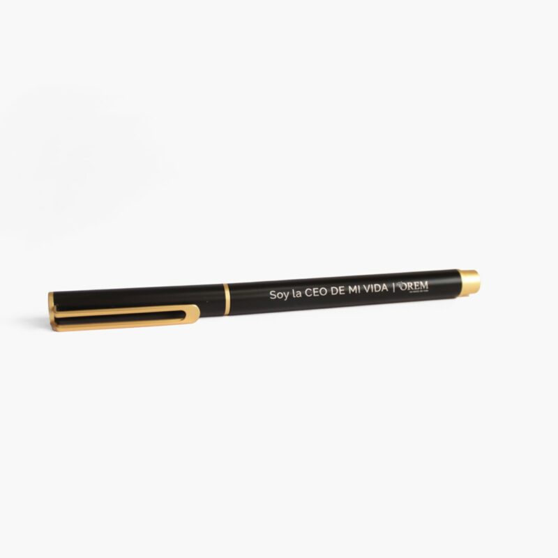 Pluma negra para mujer con frase