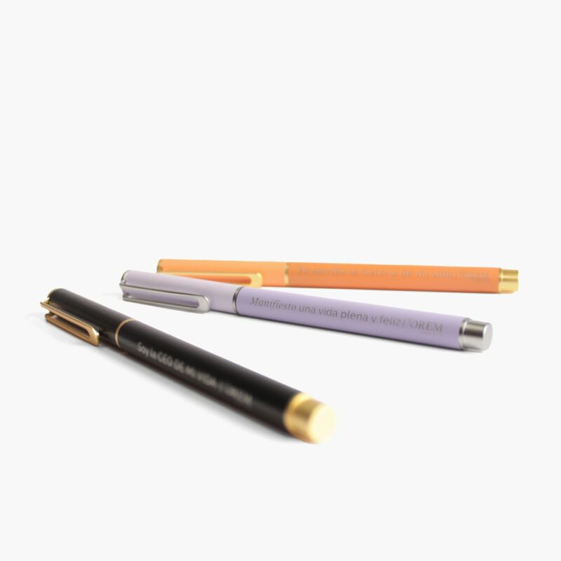 Plumas para mujer de los tres colores morado, negro y naranja.