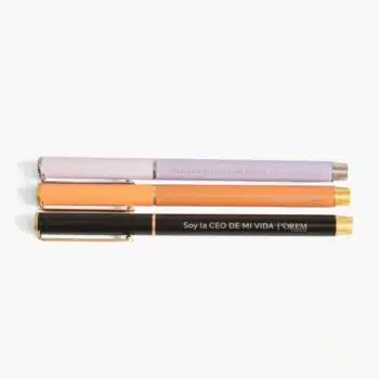 Plumas para mujer en forma horizontal con frases motivacionales de tres colores morado, naranja y negro