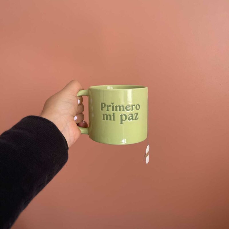 Taza de cerámica morada