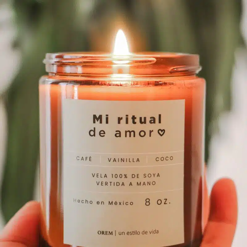 Vela OREM Mi ritual de amor encendida, ideal para crear un ambiente íntimo y acogedor con notas dulces de café, vainilla y coco