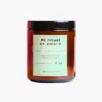 Vela aromática de soya OREM Mi ritual de amor encendida, aroma café, vainilla y coco en envase ámbar de 8 oz