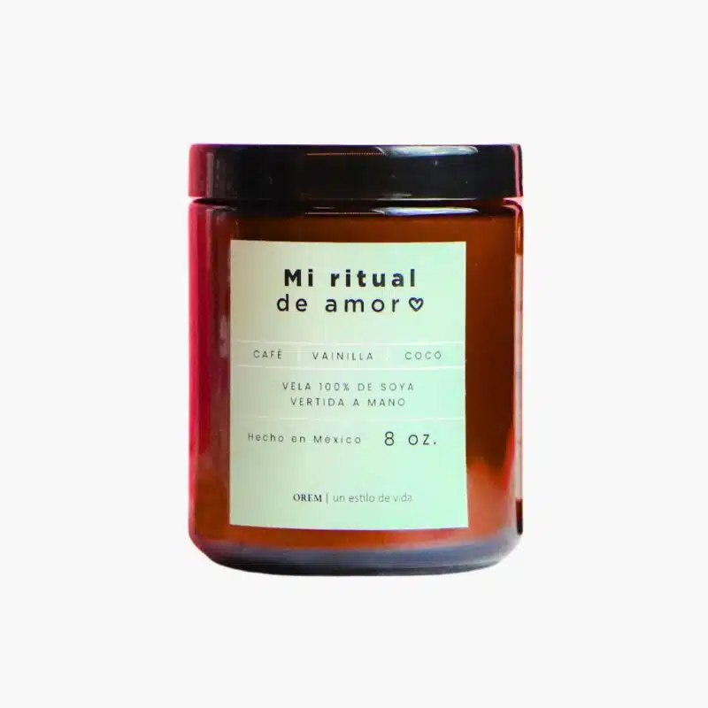 Vela aromática de soya OREM Mi ritual de amor encendida, aroma café, vainilla y coco en envase ámbar de 8 oz