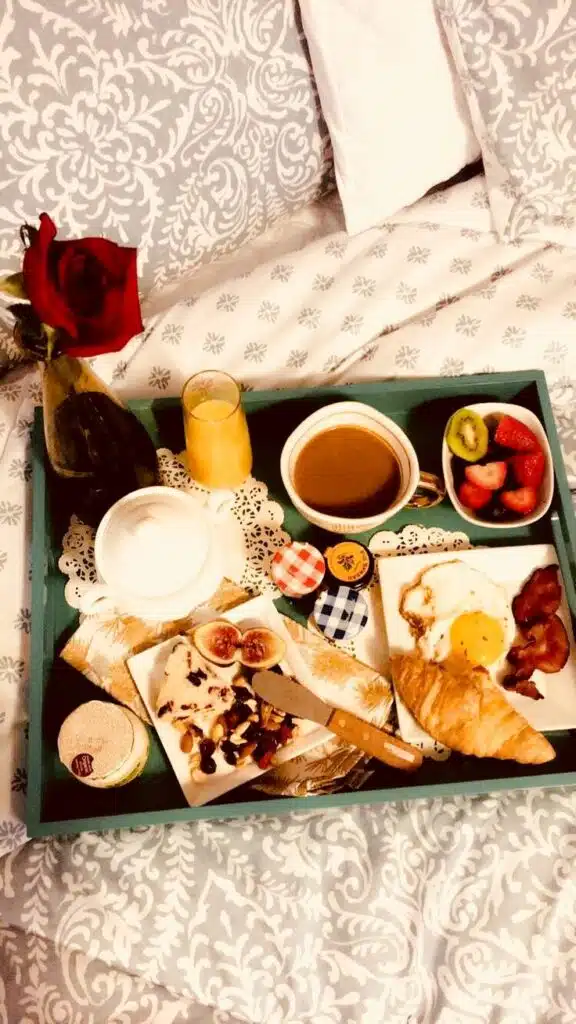 Desayuno en la cama como idea de plan de san valentin