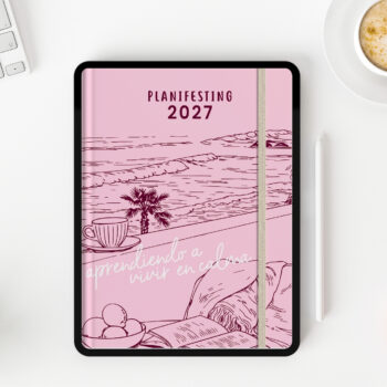 agenda digital Planifesting 2027 abierta en tablet con lápiz digital junto a una taza de café
