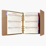 Agenda 2026 carpeta color camel con sección plan de acción