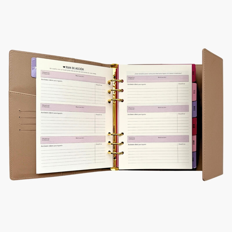 Agenda 2026 carpeta color camel con sección plan de acción