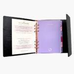 Agenda carpeta color negro 2026 con sección de carta compromiso