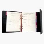 Agenda carpeta color negro 2026 con planner semanal de hábitos y prioridades y página de self care,