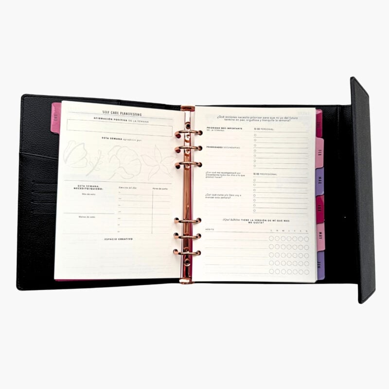 Agenda carpeta color negro 2026 con planner semanal de hábitos y prioridades y página de self care,