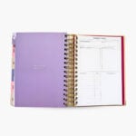 Página interior agenda espiral Planifesting 2026 con separador morado y planner de viajes