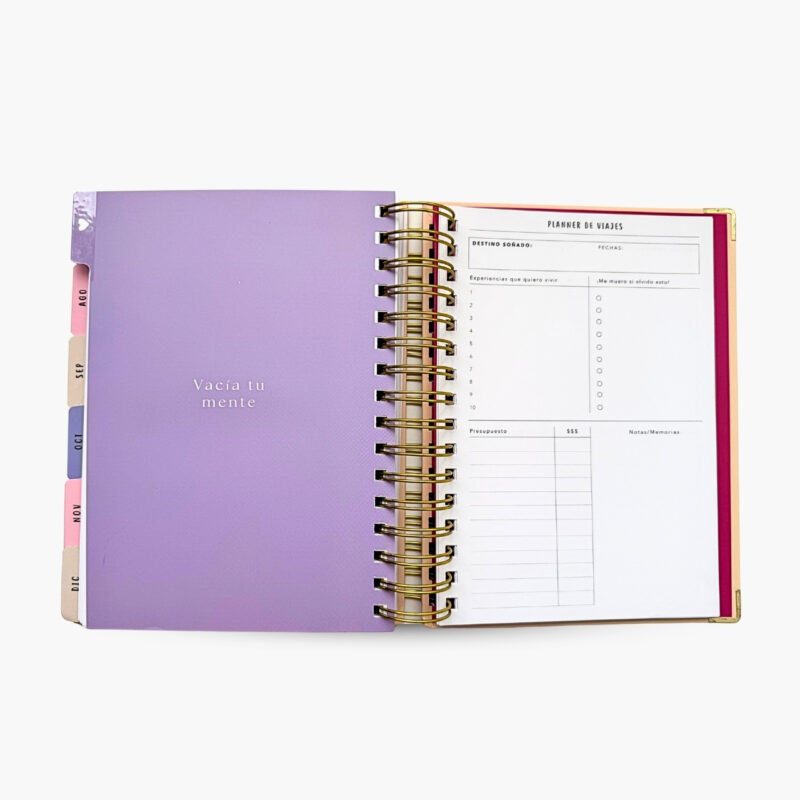 Página interior agenda espiral Planifesting 2026 con separador morado y planner de viajes