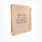 Contraportada agenda Planifesting 2026 rosa con morado con frase motivadora.