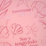 Detalle en relieve de la portada de laagenda espiral Planifesting 2026 rosa con flores, con tipografía elegante y acabados de alta calidad.