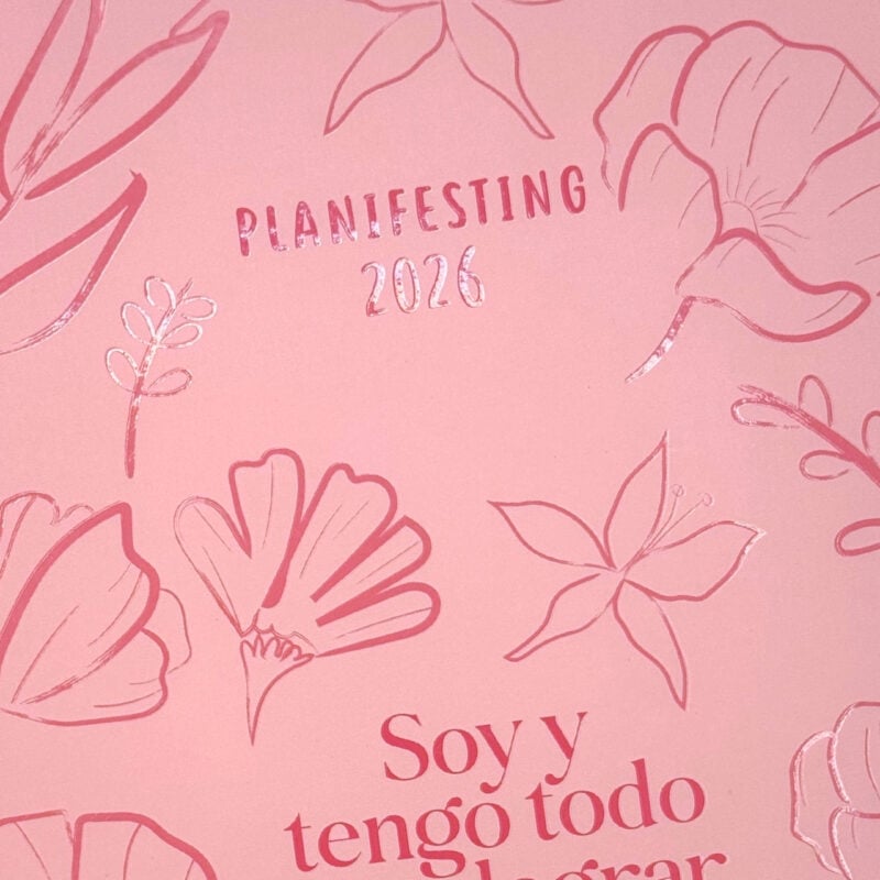 Detalle en relieve de la portada de laagenda espiral Planifesting 2026 rosa con flores, con tipografía elegante y acabados de alta calidad.
