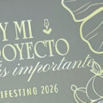 Detalle en relieve de la portada de la agenda espiral Planifesting 2026 verde, con tipografía elegante y acabados de alta calidad.