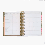 Calendario mensual enero en la agenda espiral Planifesting 2026 verde, diseñado para priorizar actividades y organizar compromisos.