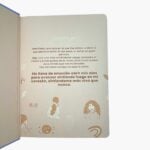 Página interior de libreta con manifiesto inspiracional sobre valentía y fondo en tonos neutros con ilustraciones minimalistas.