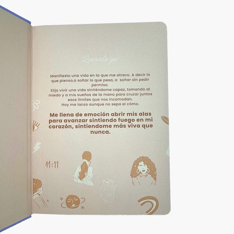 Página interior de libreta con manifiesto inspiracional sobre valentía y fondo en tonos neutros con ilustraciones minimalistas.