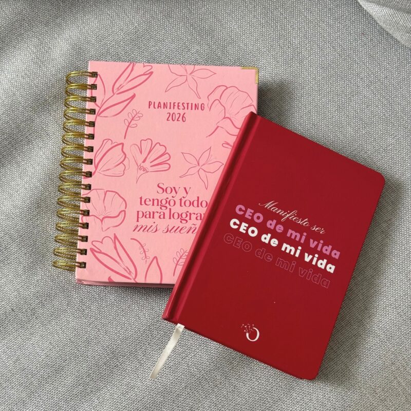 Kit CEO 2026 con agenda rosa de flores y libreta roja CEO, herramientas de productividad y organización.