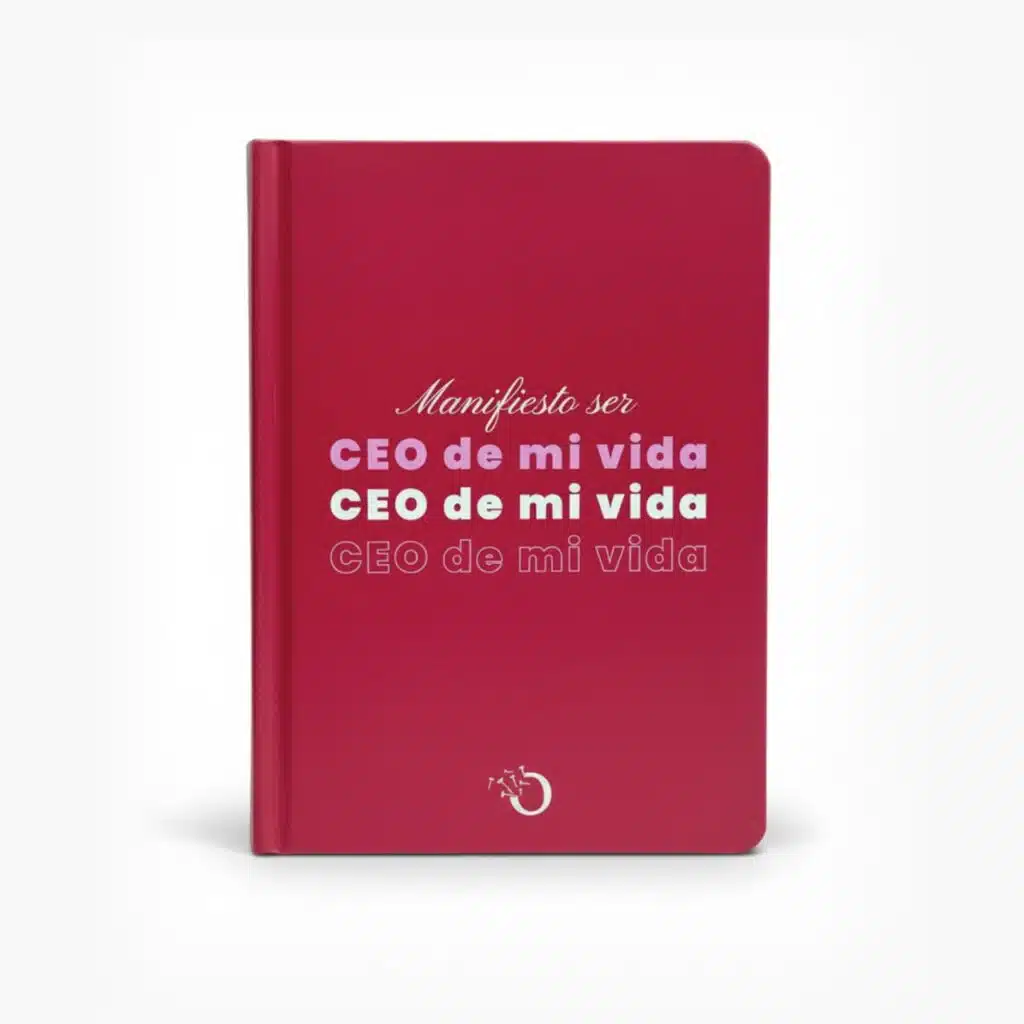 Libreta color rojo con la frase "Manifiesto ser CEO de mi vida" en tipografía blanca y rosa.