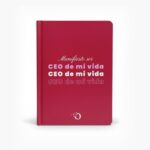 Libreta color rojo con la frase "Manifiesto ser CEO de mi vida" en tipografía blanca y rosa.