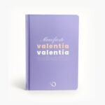 Libreta color morado con la frase "Manifiesto valentía" en tipografía moderna y elegante.