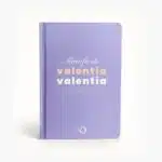 Libreta color morado con la frase "Manifiesto valentía" en tipografía moderna y elegante.