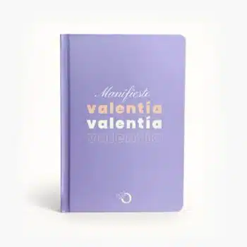 Libreta color morado con la frase "Manifiesto valentía" en tipografía moderna y elegante.