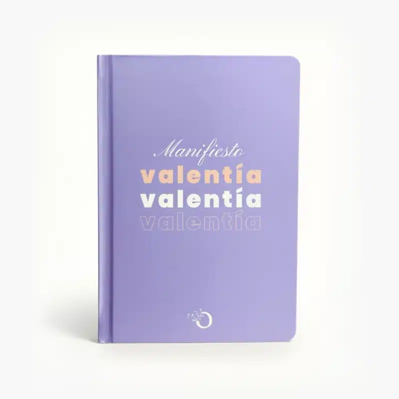 Libreta color morado con la frase "Manifiesto valentía" en tipografía moderna y elegante.