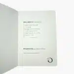 Página de libreta con lista de posibles usos como journaling, tomar notas, escribir sueños y espacio para personalizar.