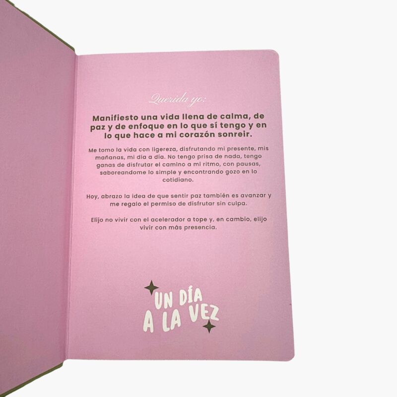 Página interior de libreta con manifiesto inspiracional sobre plenitud, en fondo rosa con tipografía blanca y detalles de estrellas.